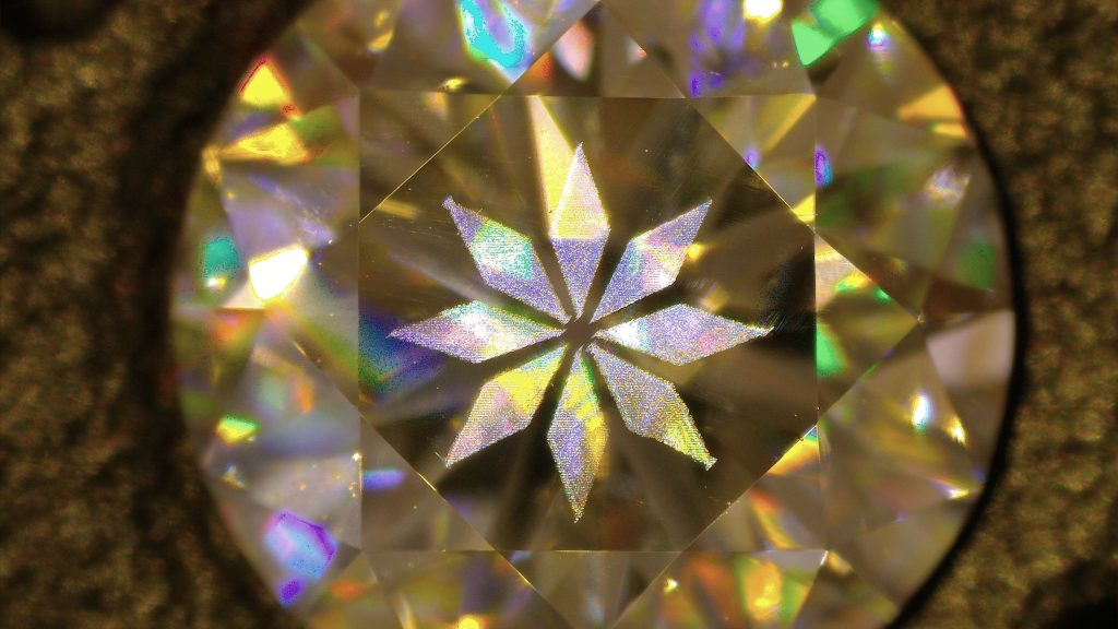 Wzór gwiazdy załamujący światło w diamencie