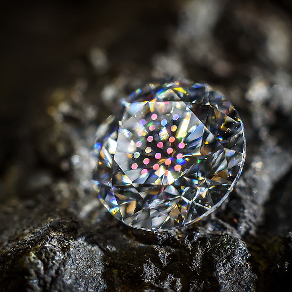 Diament z grawerem wykonanym laserem femtosekundowym