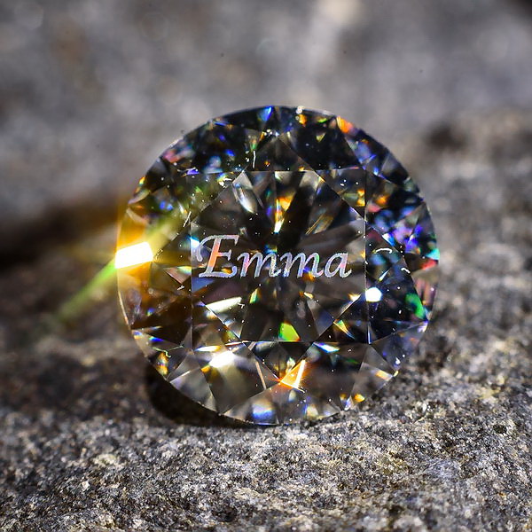 Diament z grawerem wykonanym laserem femtosekundowym