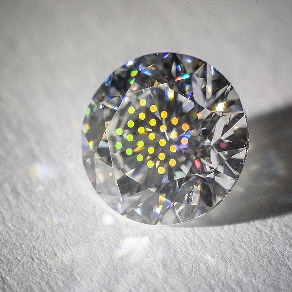 Diament z grawerem wykonanym laserem femtosekundowym