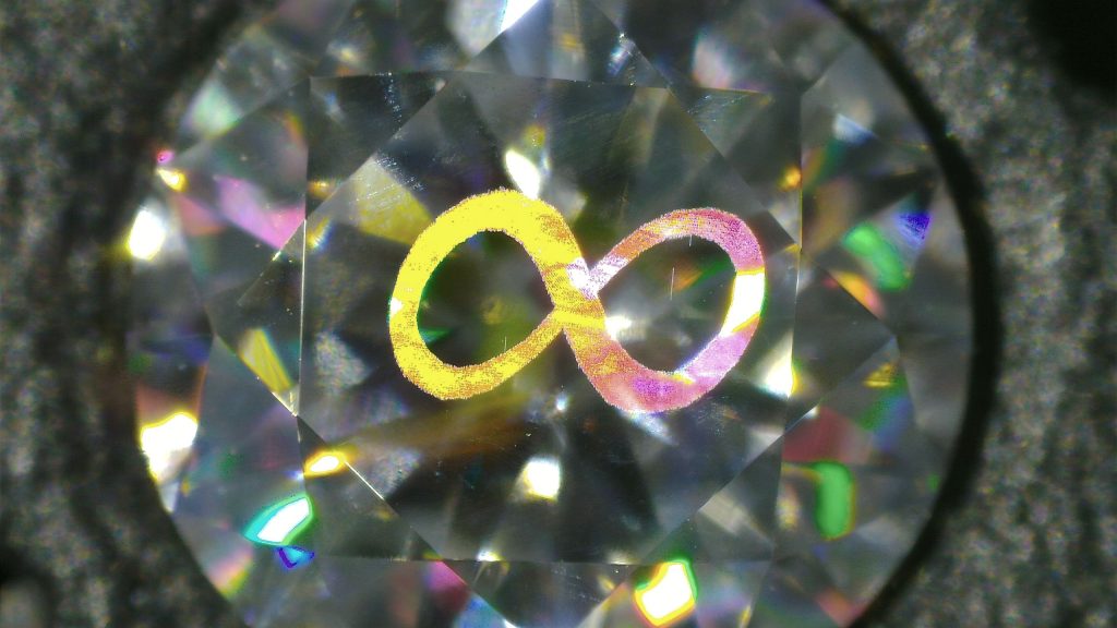 Diament z grawerem wykonanym laserem femtosekundowym